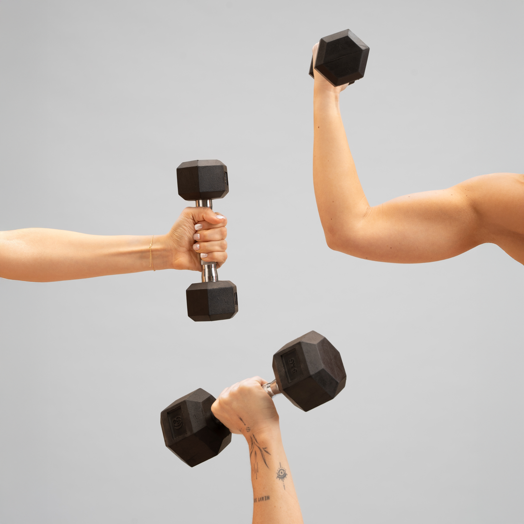 Drei Arme, davon einer tätowiert, von drei verschiedenen Personen halten jeweils eine Kurzhantel in das Bild, Hintergrund neutral