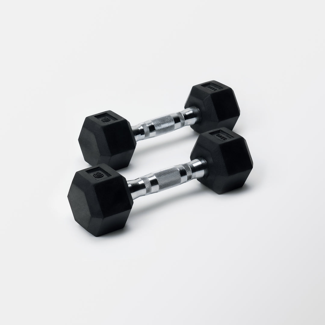 Zwei schwarz-graue Kurzhanteln vor weißem Hintergrund