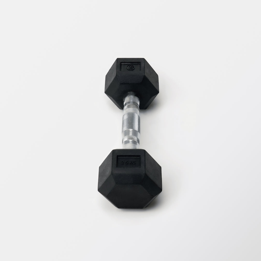 schwarz-graue Kurzhantel in Einzelansicht (hochkannt) vor neutralem Hintergrund