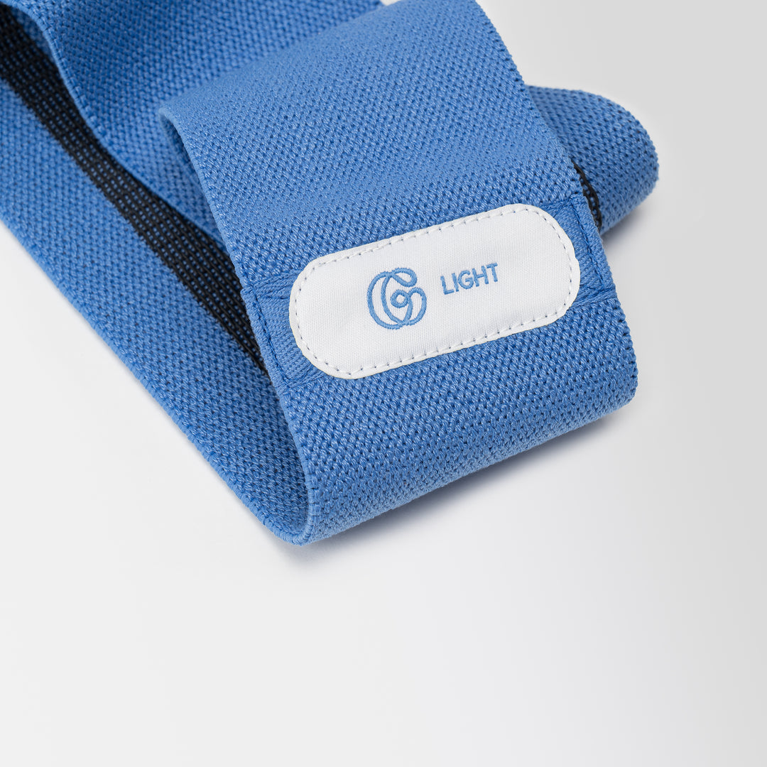 Booty Band in blau mit Gymondo-Logo und Aufschrift "Light" in Nahaufnahme