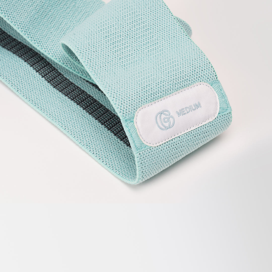 Booty Band in türkis mit Gymondo-Logo und Aufschrift "Medium" in Nahaufnahme
