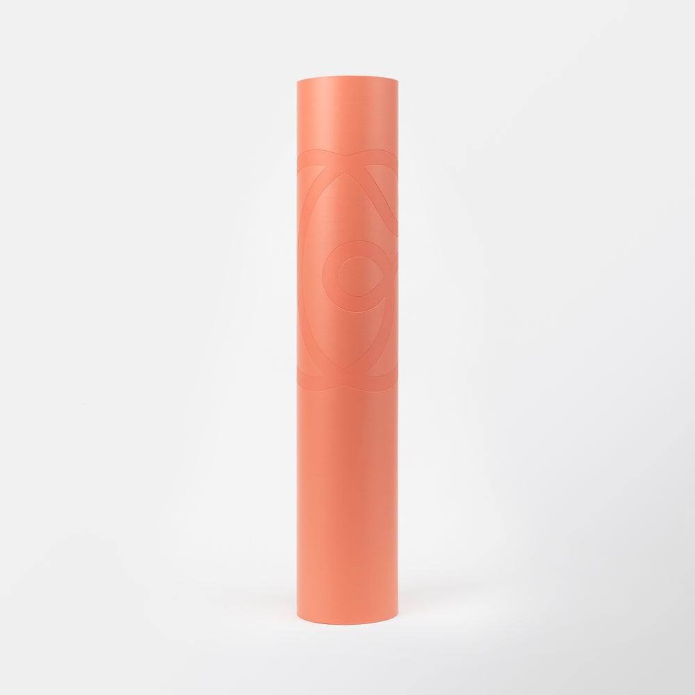 aufgerollte Gymondo-lachsfarbene Yogamatte, stehend