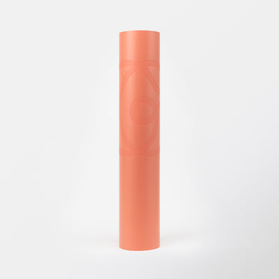 aufgerollte Gymondo-lachsfarbene Yogamatte, stehend